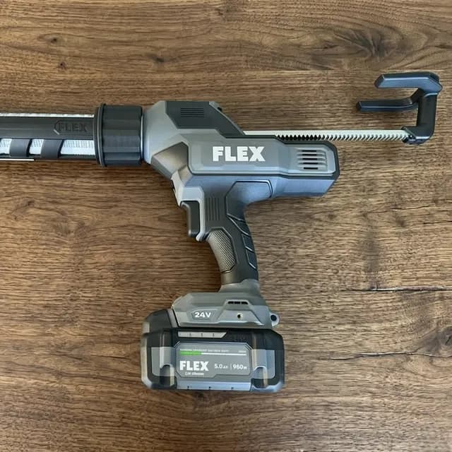 Cordless caulk gun